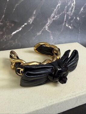 CHANEL Runway Black Leather Bow Bracelet with Gold Chain 2020 Autumn